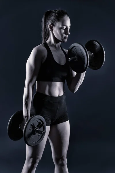 Stark Vacker Kvinna Gör Biceps Curl Med Hantlar Stående — Stockfoto