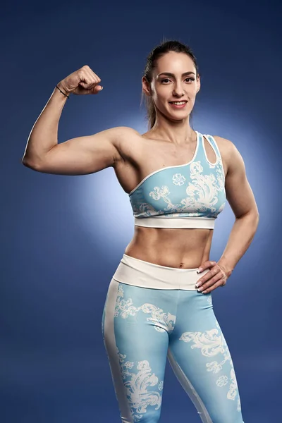 Mujer Atlética Joven Posando Sobre Fondo Azul Traje Gimnasio —  Fotos de Stock