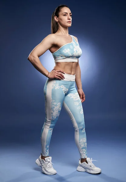 Giovane Donna Atletica Posa Sfondo Blu Abbigliamento Palestra — Foto Stock