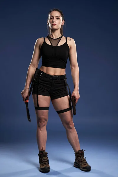 Athletic Adventurer Young Woman Black Shorts Top Gun Tactical Knife — Stockfoto