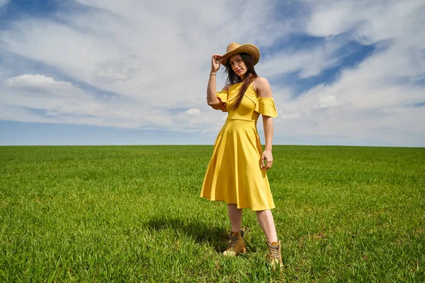 Attractive Farmer Woman Yellow Dress Straw Hat Wheat Field Sunny — Zdjęcie stockowe