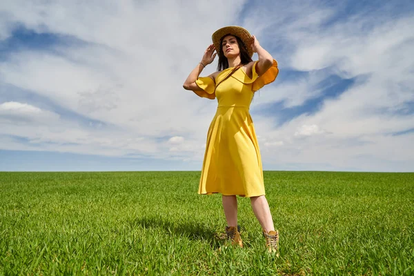 Mulher Agricultor Atraente Vestido Amarelo Chapéu Palha Campo Trigo Dia — Fotografia de Stock