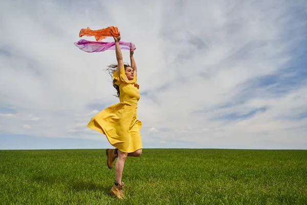 Gelukkig Jong Vrouw Geel Jurk Springen Outdoor Een Groene Tarwe — Stockfoto