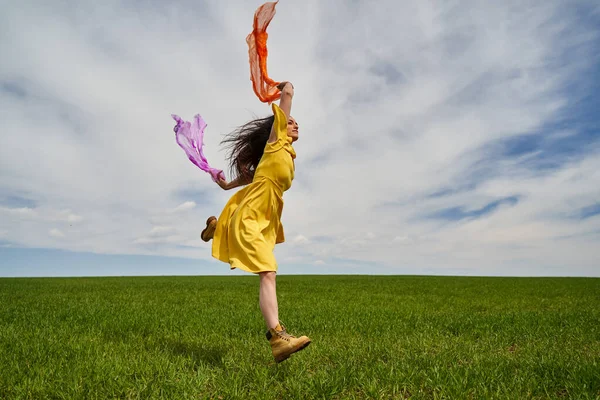 Gelukkig Jong Vrouw Geel Jurk Springen Outdoor Een Groene Tarwe — Stockfoto