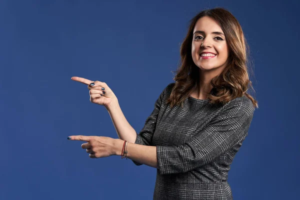 Portrait Young Business Woman Indicating Invisible Product Copyspace — Stockfoto