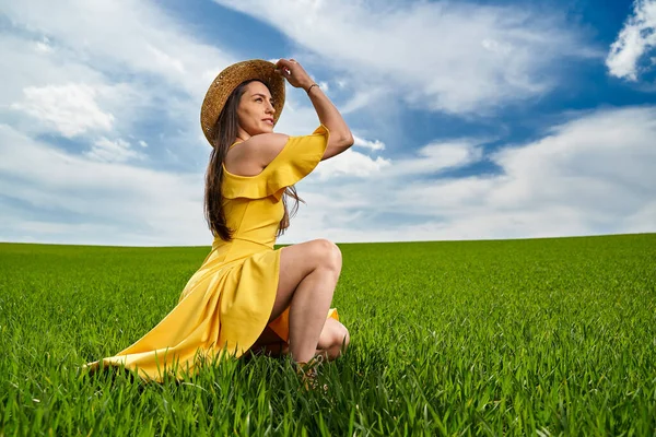 Young Woman Yellow Dress Straw Hat Green Wheat Field Early — Stok fotoğraf