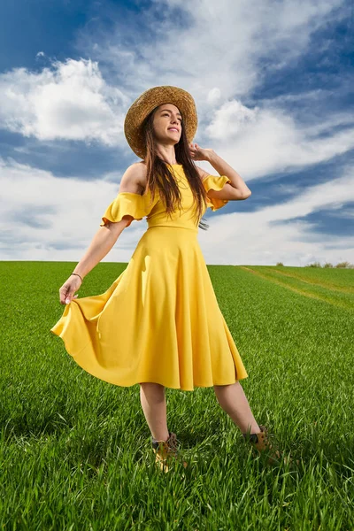 Young Woman Yellow Dress Straw Hat Green Wheat Field Early — Stock fotografie