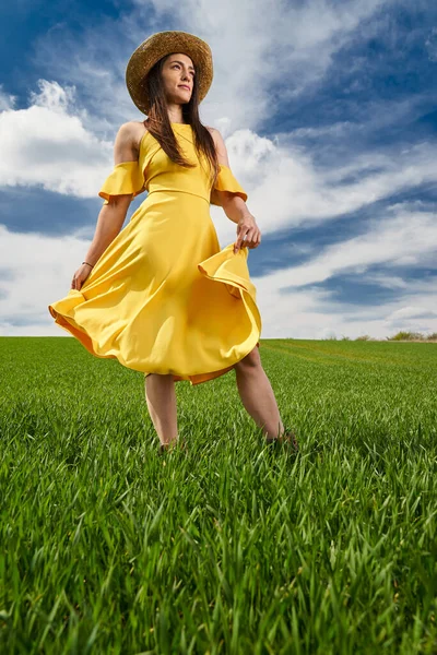 Jovem Mulher Vestido Amarelo Chapéu Palha Campo Trigo Verde Início — Fotografia de Stock