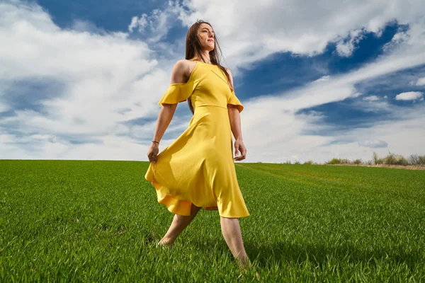 Молода Жінка Жовтій Сукні Зеленому Пшеничному Полі Початку Літа Сонячний — стокове фото
