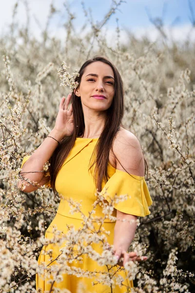 Portrait Beautiful Young Woman Yellow Dress Blackthorn Bush Late Spring — Stockfoto