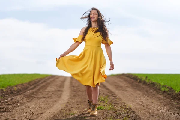 Mladá Žena Žlutých Šatech Prašné Cestě Mezi Pšeničnými Poli — Stock fotografie