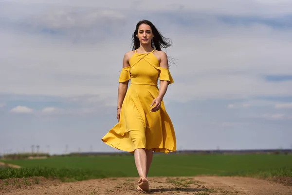 Barefoot Young Woman Yellow Dress Dirt Road Wheat Fields — Fotografia de Stock