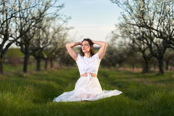 Retrato Uma Bela Mulher Caucasiana Vestido Branco Pomar Ameixa Florescendo — Fotografia de Stock