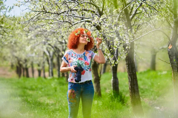 Ruda Kręcone Fotograf Kobieta Fotografowania Wsi Styl Życia Krajobraz — Zdjęcie stockowe