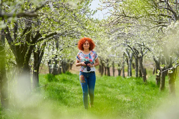 Redhead Curly Photographer Woman Shooting Countryside Lifestyle Landscape — Φωτογραφία Αρχείου