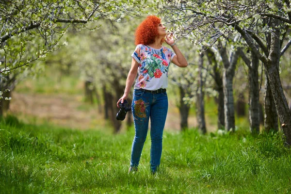 Redhead Σγουρά Φωτογράφος Γυναίκα Γυρίσματα Υπαίθρου Τρόπο Ζωής Και Τοπίο — Φωτογραφία Αρχείου