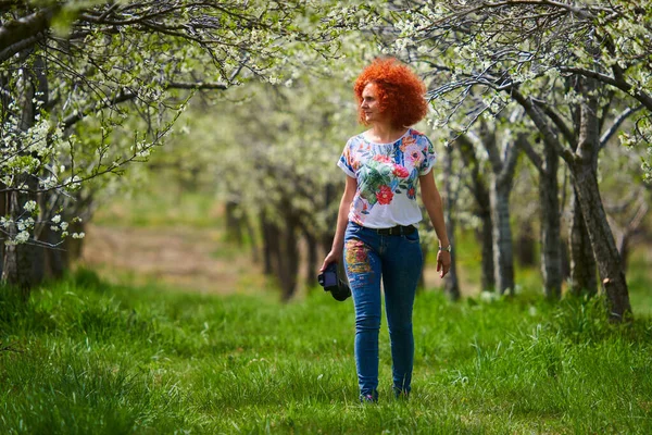 Redhead Curly Photographer Woman Shooting Countryside Lifestyle Landscape — Zdjęcie stockowe