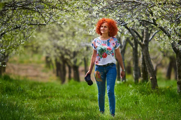 Redhead Curly Photographer Woman Shooting Countryside Lifestyle Landscape — Stock Photo, Image