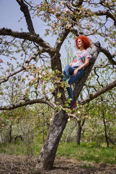 Kıvırcık Kızıl Saçlı Çiftçi Kadın Elma Bahçesinde Çiçek Açmış — Stok fotoğraf