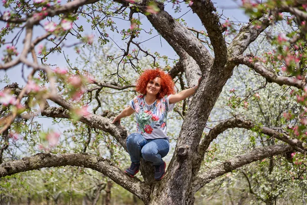 Krullend Roodharige Boer Vrouw Haar Appel Tuin Volle Bloei — Stockfoto