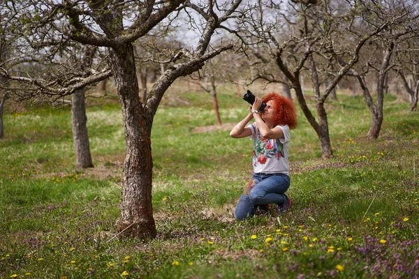 Redhead Curly Photographer Woman Shooting Countryside Lifestyle Landscape — Fotografia de Stock