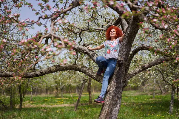 Curly Mulher Agricultor Ruiva Seu Jardim Maçã Plena Floração — Fotografia de Stock