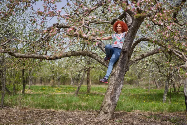 Σγουρή Κοκκινομάλλα Αγρότισσα Στον Κήπο Της Μήλα Πλήρη Άνθιση — Φωτογραφία Αρχείου