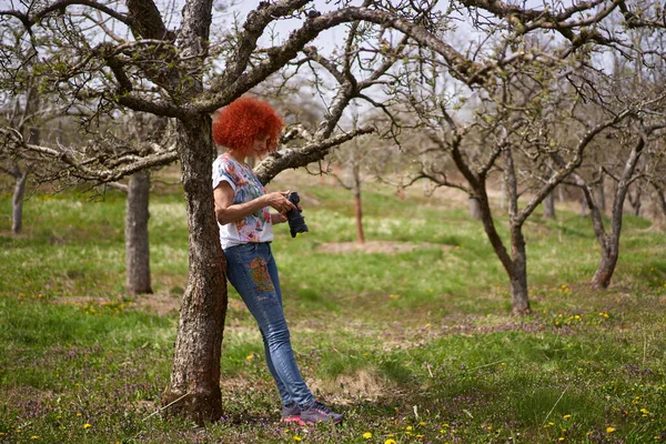 田舎の生活や風景を撮影Redhead巻き写真家の女性 — ストック写真