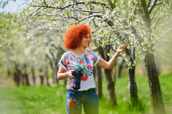 Redhead Curly Photographer Woman Shooting Countryside Lifestyle Landscape Photo De Stock