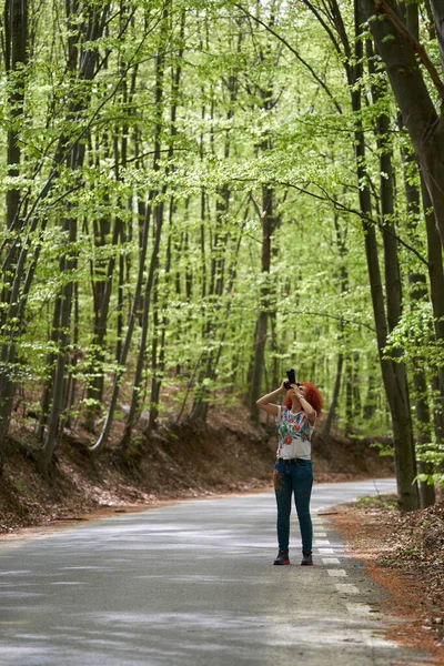 Woman Travel Photographer Floral Shirt Jeans Shooting Empty Road Beech — 스톡 사진