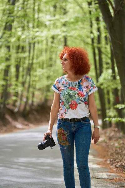 Woman Travel Photographer Floral Shirt Jeans Shooting Empty Road Beech — Photo