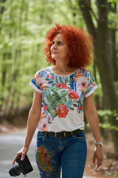 Woman Travel Photographer Floral Shirt Jeans Shooting Empty Road Beech — Stock Photo, Image