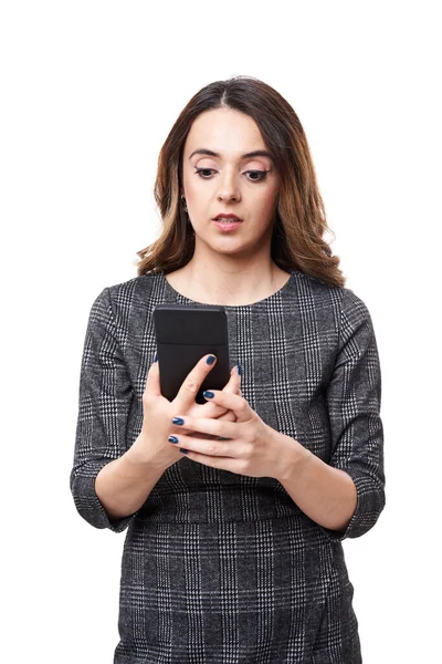 Jong Zakenvrouw Sms Haar Mobiele Telefoon Geïsoleerd Witte Achtergrond — Stockfoto