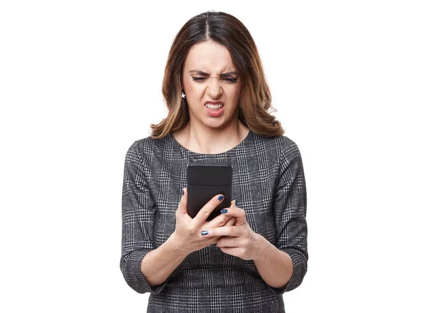 Junge Geschäftsfrau Angewidert Von Dem Sie Auf Ihrem Smartphone Erhielt — Stockfoto
