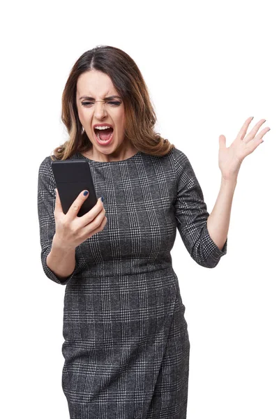 Młoda Wściekła Bizneswoman Krzycząc Smartfona Podczas Konferencji Telefonicznej Odizolowana Białym — Zdjęcie stockowe