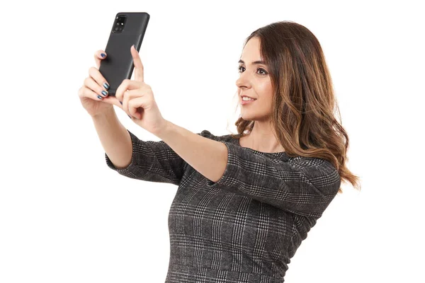 Glad Ung Affärskvinna Tar Selfies Med Sin Smartphone Isolerad Vit — Stockfoto
