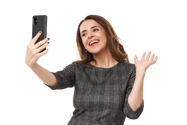 白い背景に隔離された彼女のスマートフォン上のライブビデオ会議で幸せなビジネス女性 — ストック写真