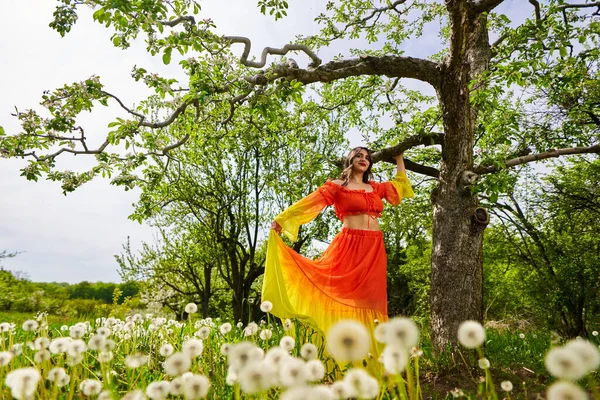 Schöne Junge Indianerin Langem Orangefarbenem Kleid Einem Apfelgarten — Stockfoto