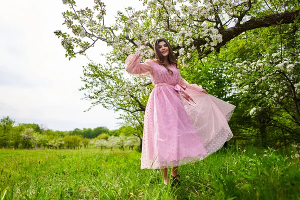 Όμορφη Νεαρή Γυναίκα Μακρύ Φόρεμα Ένα Οπωρώνα Μήλου — Φωτογραφία Αρχείου