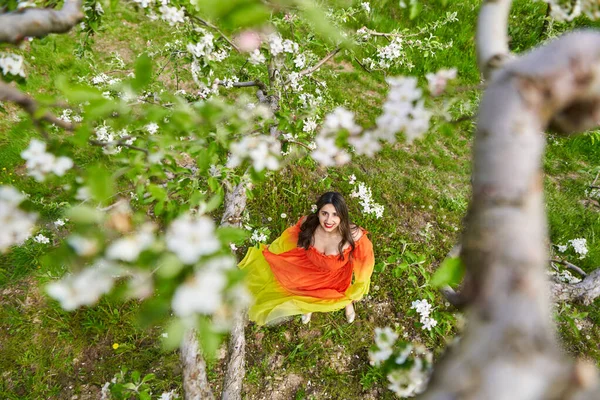 Schöne Junge Indianerin Langem Orangefarbenem Kleid Einem Apfelgarten — Stockfoto