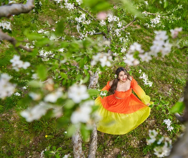 Vacker Ung Indiansk Kvinna Lång Orange Klänning Äppelträdgård — Stockfoto