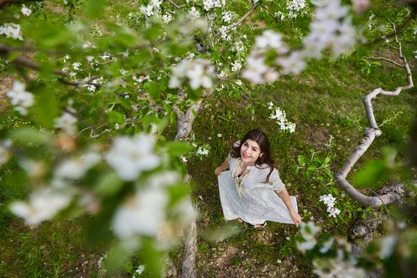 Schöne Junge Frau Langen Kleid Einem Apfelgarten — Stockfoto