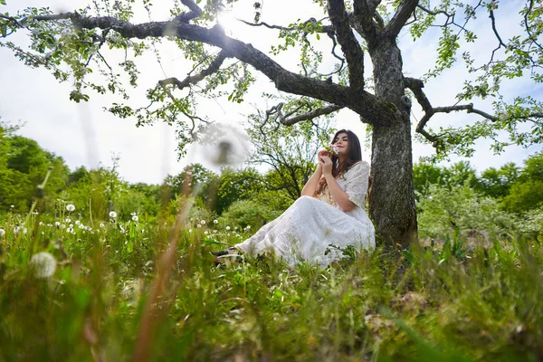 漂亮的年轻女子穿着长裙在苹果园里 — 图库照片