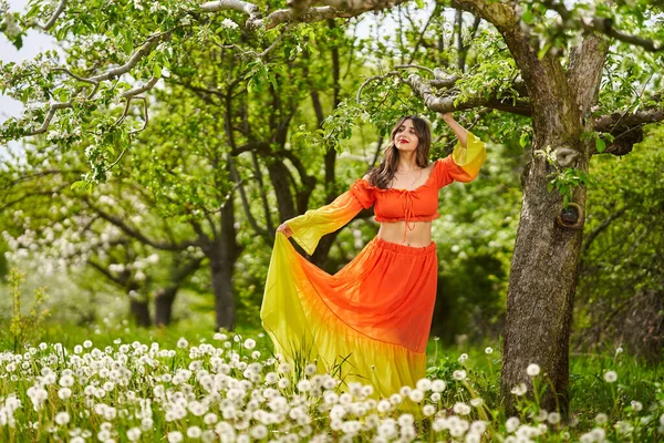 Schöne Junge Indianerin Langem Orangefarbenem Kleid Einem Apfelgarten — Stockfoto