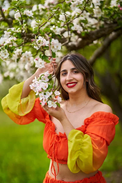 Schöne Junge Indianerin Langem Orangefarbenem Kleid Einem Apfelgarten — Stockfoto