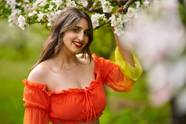 Schöne Junge Indianerin Langem Orangefarbenem Kleid Einem Apfelgarten — Stockfoto