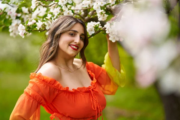 美しい若いですインディアン女性で長いオレンジドレスでリンゴ園 — ストック写真