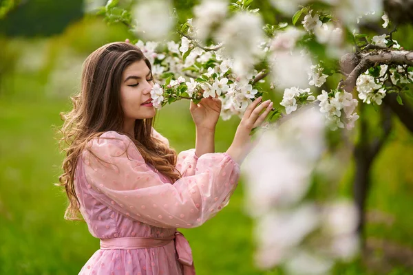 漂亮的年轻女子穿着长裙在苹果园里 — 图库照片