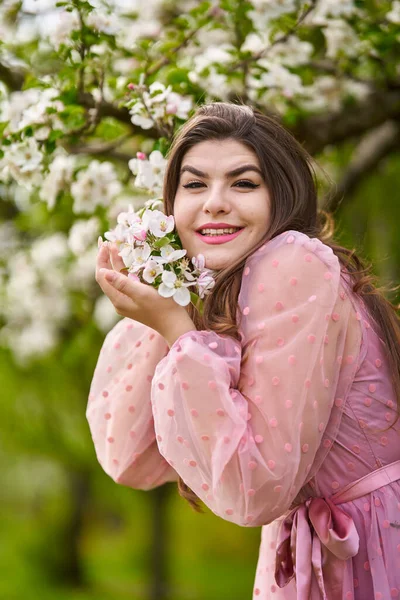 Elma Bahçesinde Uzun Elbiseli Güzel Bir Kadın — Stok fotoğraf