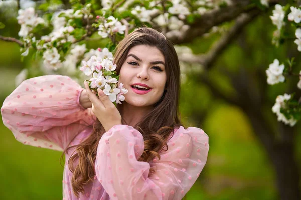 Mooie Jonge Vrouw Lange Jurk Een Appel Boomgaard — Stockfoto